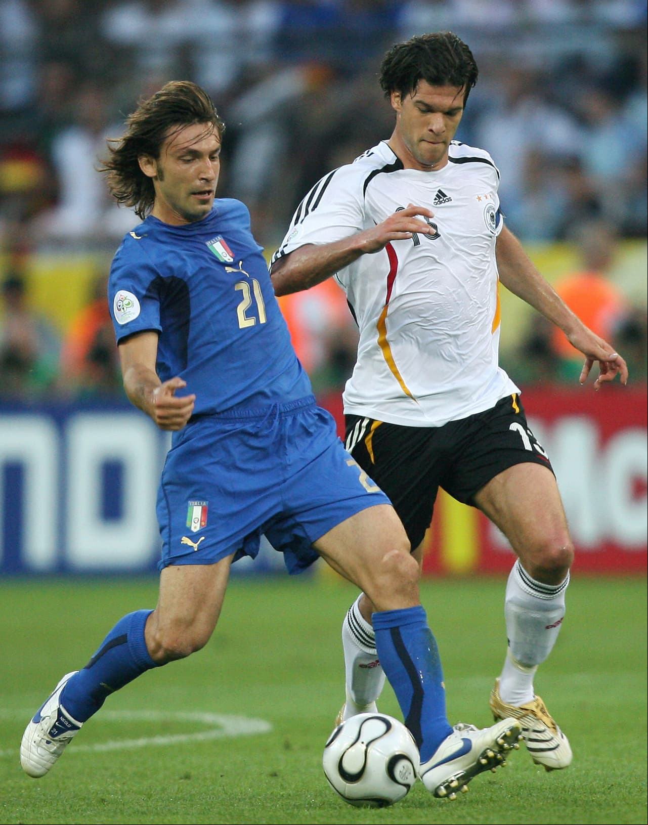 Pirlo marca el tempo ante la llegada del alemán Michael Ballack.