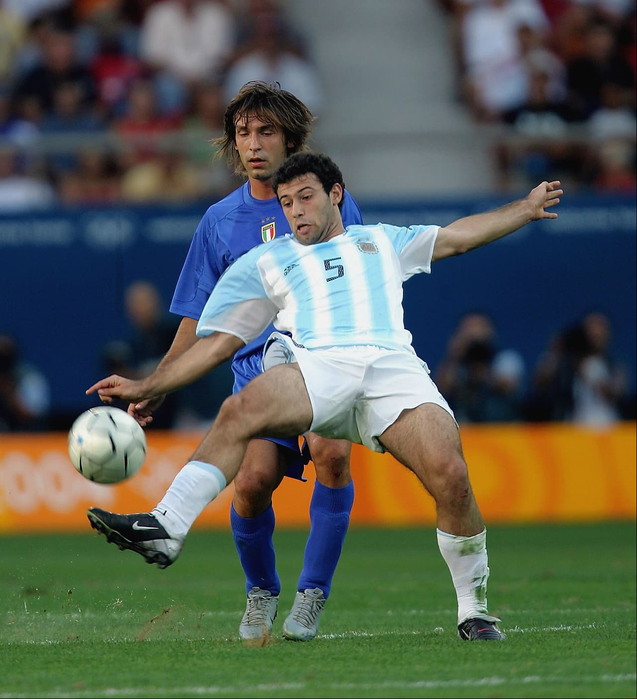 Pirlo jugó también en los Juegos Olímpicos de Atenas 2004. Una acción con Javier Mascherano.