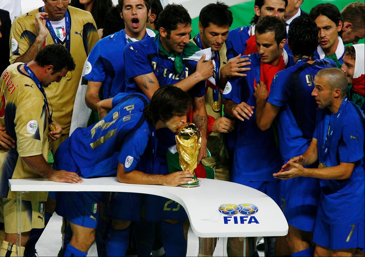 La foto que tendrá enmarcada en la casa. Besando la Copa del Mundo de 2006.