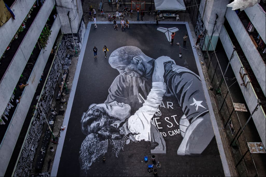 Artistas urbanos crearon una pintura gigante, en una cancha de básquetbol, con la figura de Kobe y su hija Gianna Bryant. Black Mamba era un ídolo en Filipinas.
