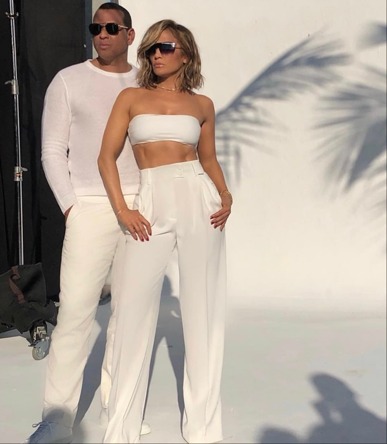 La afamada pareja anunció su nuevo proyecto en sus cuentas de Instagram. Por ejemplo, con una foto donde ambos aparecen vestidos de blanco. Hay que reconocer que los dos se ven impecables.