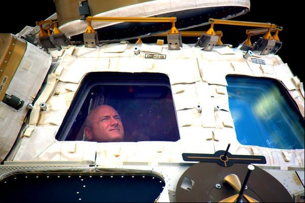 Tras 340 días en el espacio, Scott Kelly regresa a la tierra 