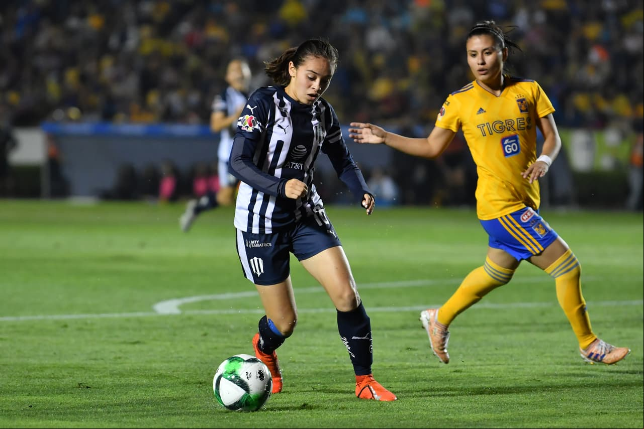 Desde el mediocampo, Aylin Aviléz (izquierda) le dio dinamismo a Rayadas en busca del empate.