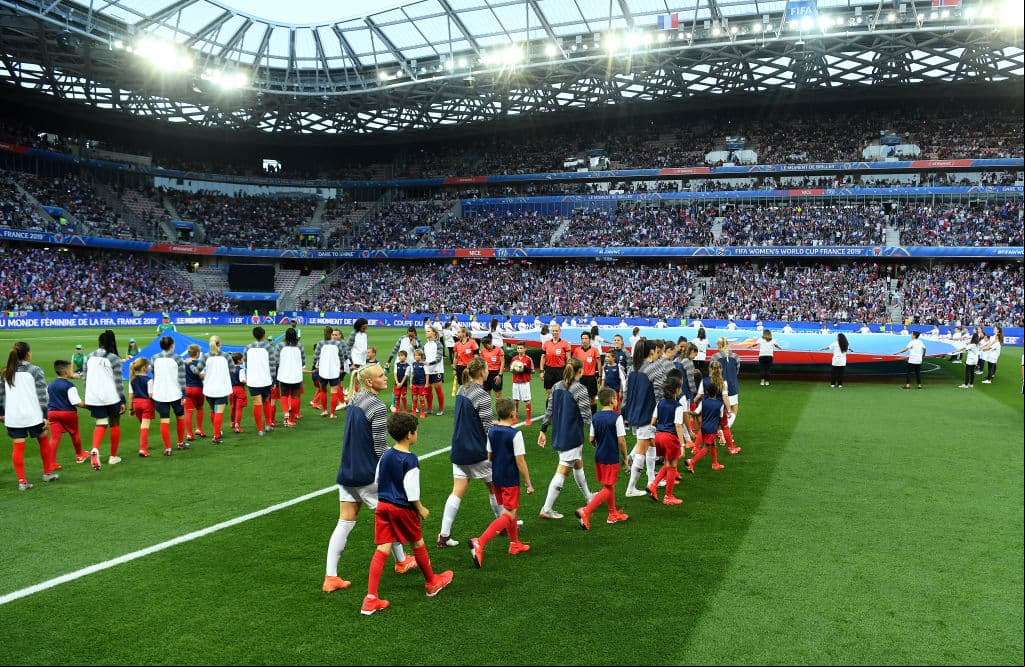 Esta fue la panorámica con la que hicieron su aparición las selecciones de Fracia y Noruega en el Estadio Niza en su partido por el Grupo A.