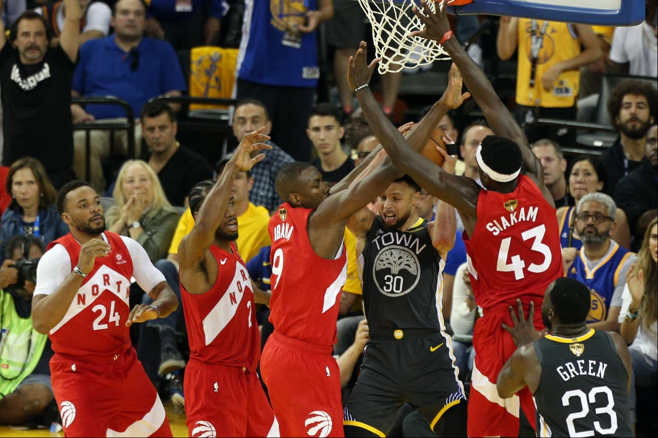 Stephen Curry dejó de gozar de libertades. Los defensores de Toronto no lo dejaban ni respirar, en sentido figurado, en la recta final.