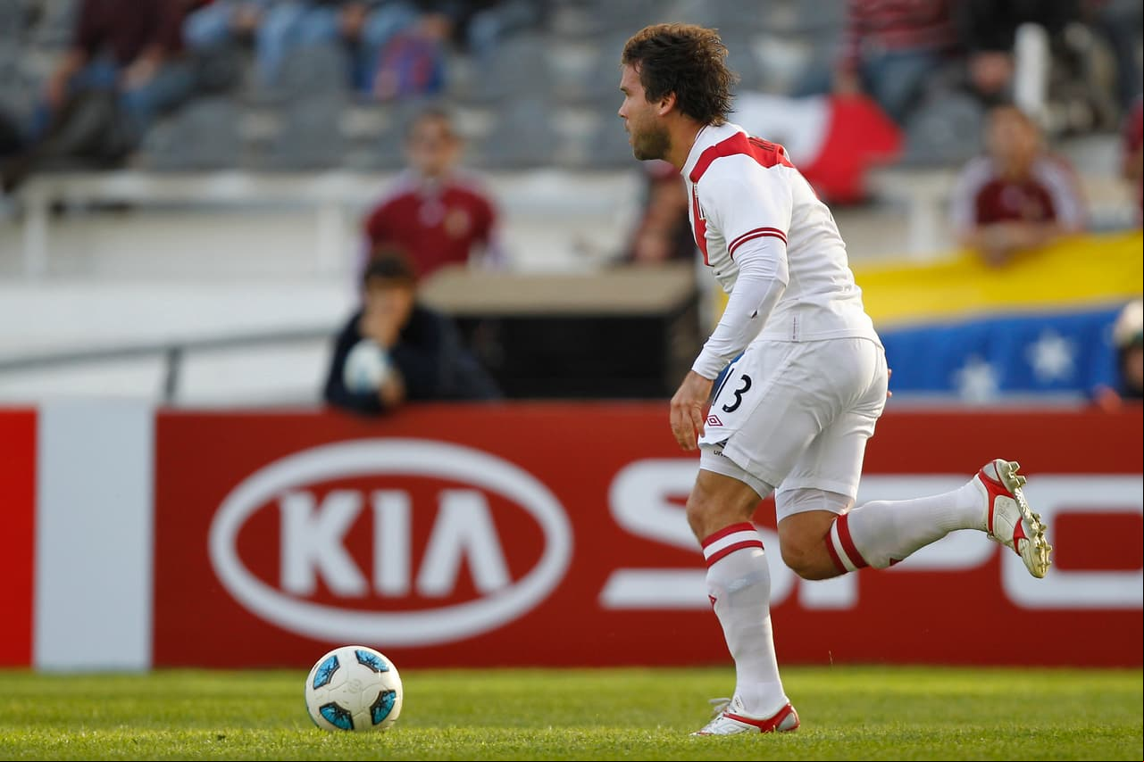 Renzo Revoredo. Posición: Defensa. Edad: 30 años. Club: Sporting Cristal (Perú). Veces seleccionado: 17 participaciones. Descripción: Este veterano sin mucha experiencia a nivel selección y recordado por su paso en el Barcelona de Ecuador reemplazó a Miguel Araujo, quien era el que tenía este puesto pero lo perdió por lesión.