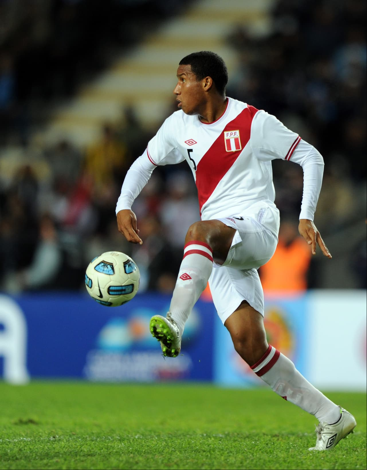 Adán Balbín. Posición: Mediocampista. Edad: 29 años. Club: Universitario (Perú). Veces seleccionado: 13 participaciones. Descripción: Es un es un jugador polifuncional que empezó su carrera profesional jugando de volante de contención y que también ha sido utilizado como defensor central.