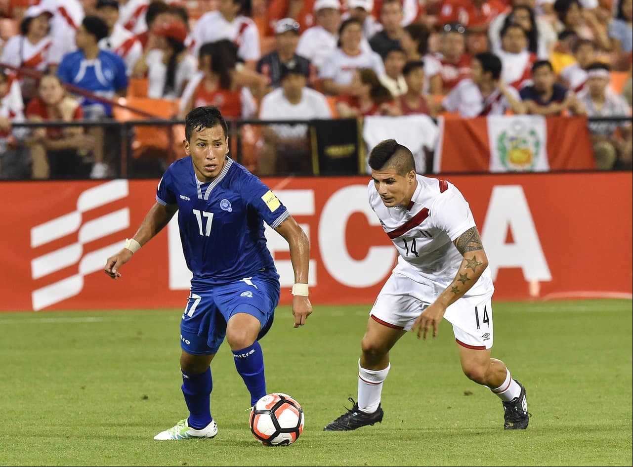 Armando Alfageme. Posición: Mediocampista. Edad: 25 años. Club: Deportivo Municipal (Perú). Veces seleccionado: 1 participación. Descripción: Es uno de los jugadores que completan la nómina, no es muy veterano y puede ser volante pero solo ha jugado una vez con la selección máxima de Perú.