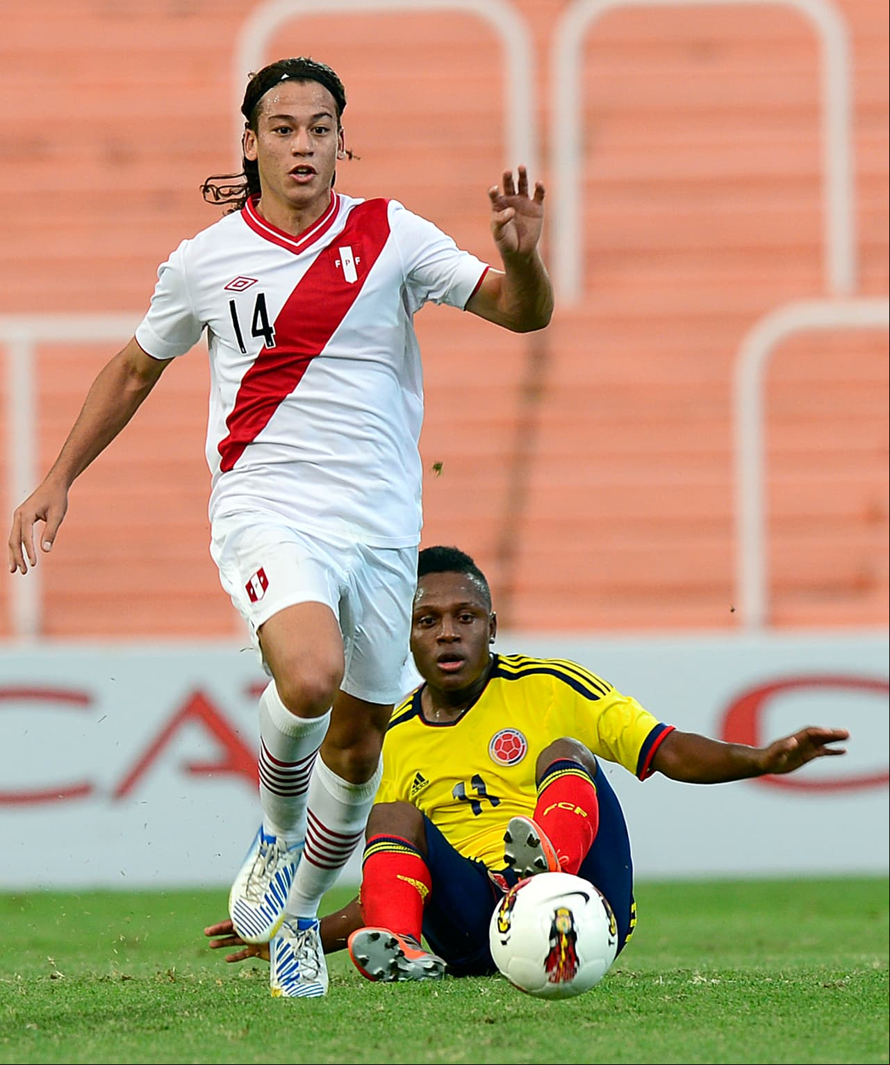 Cristian Benavente. Posición: Mediocampista. Edad: 22 años. Club: Sporting Charleroi (Bélgica). Veces seleccionado: 10 participaciones. Descripción: Su talento lo ha convertido en uno de los jugadores jóvenes más interesantes de este torneo, tiene doble nacionalidad española/peruana y fue parte de las fuerzas básicas del Real Madrid, se espera mucho de su creatividad.