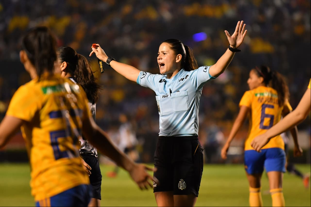 El arbitraje de Karen Hernández Andrade (centro) fue controversial ya que permitió el juego fuerte de ambos bandos.