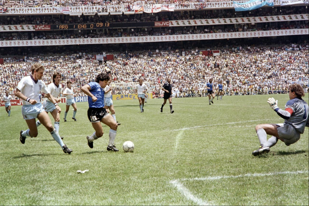 En medio de su mejor momento, Maradona fue capitán de Argentina en México-86. En este Mundial anotaría dos goles célebres en la historia del fútbol contra Inglaterra: uno es considerado el mejor de la historia, mientras que el otro es la recordada 'mano de Dios' con los que venció en cuartos de final 2-1.