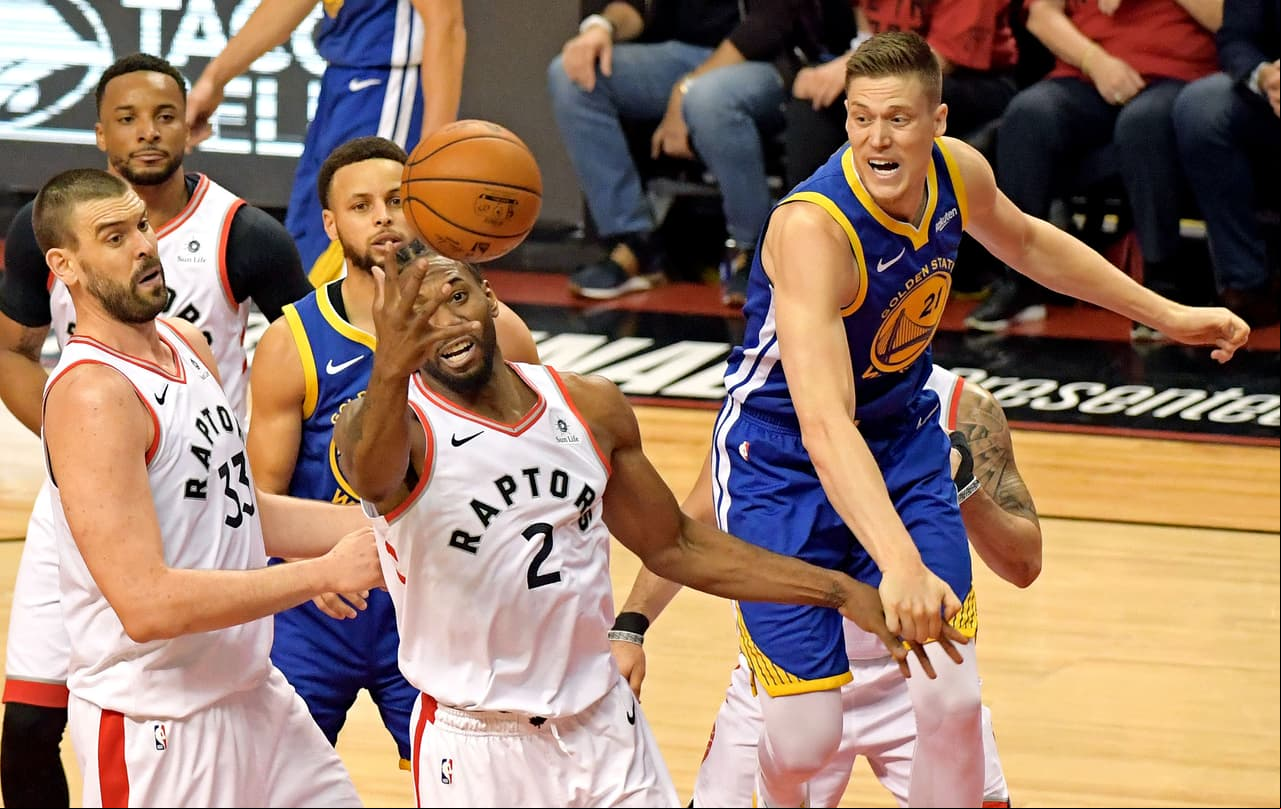 Mientras que los Raptors sufrían y se empezaban a separar en el marcador, aunque una tardía reacción de los monarcas de la Conferencia del Este apretó levemente las cosas.