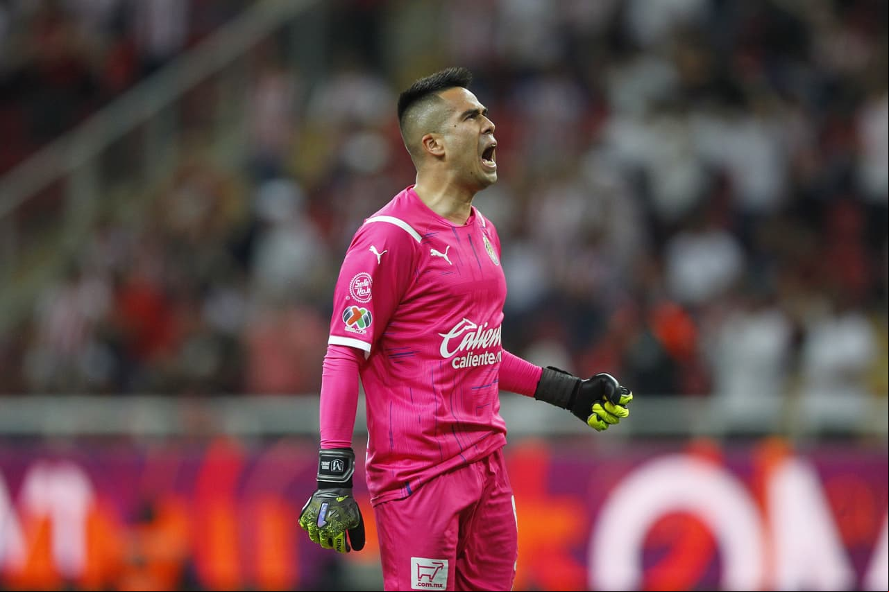 Chivas tardó 15 minutos en anotar el gol del descuento vía 'Chicote' Calderón, quien definió de media vuelta en un tiro de esquina para darle vida al Rebaño.