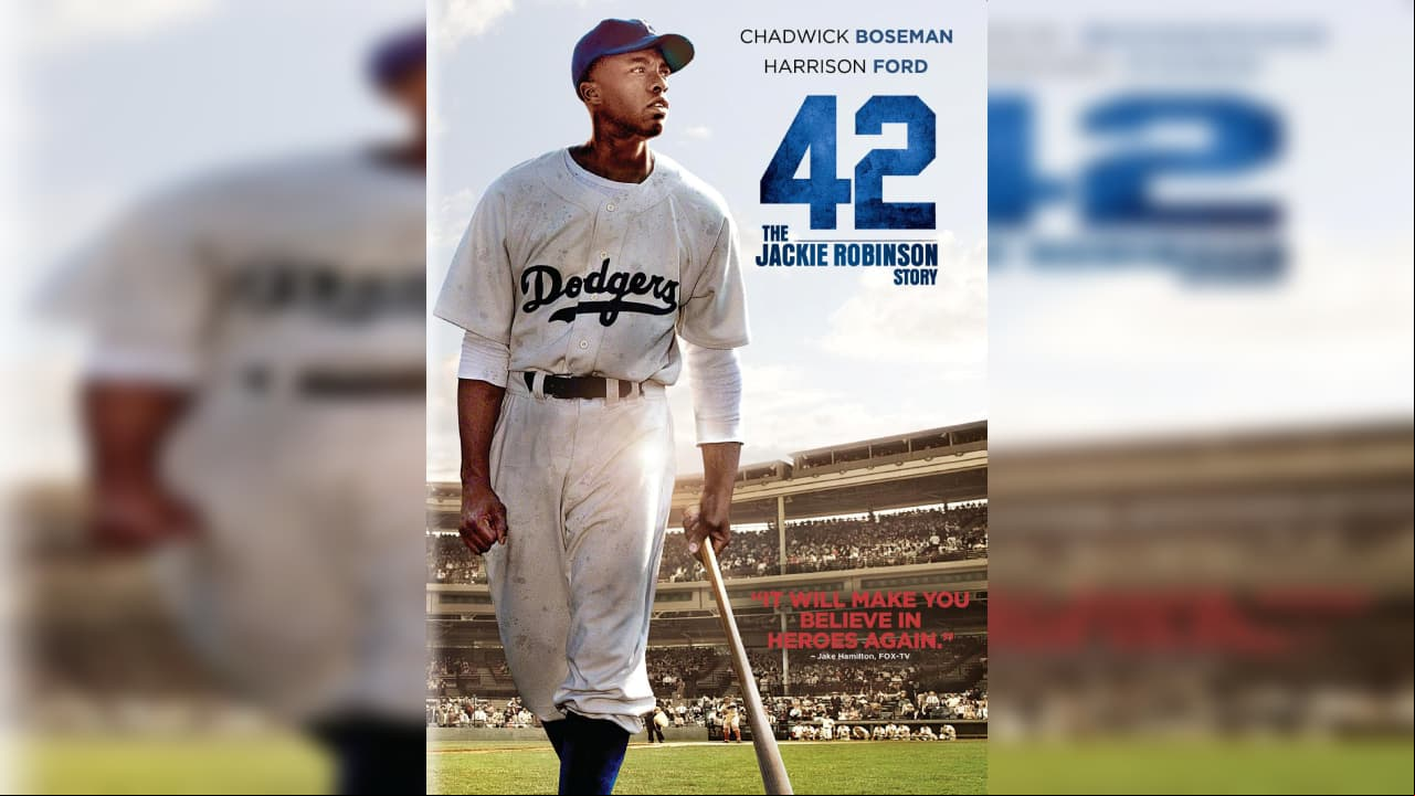 <b>42 </b>| Historia del legendario jugador negro de béisbol Jackie Robinson (Chadwick Boseman), que rompió las barreras raciales al ser contratado por el presidente (Harrison Ford) de los Dodgers de Brooklyn. La participación de Robinson en la gran liga de béisbol puso fin a la segregación racial en este deporte. Tuvo que soportar toda clase de humillaciones, pero su talento y actitud lo convirtió en un héroe. Con los Dodgers consiguió 6 campeonatos en 10 años, además de una Serie Mundial. Fue nombrado novato del año 1947, MVP (Most Value Player - Jugador Más Valioso) en el año 1949, participó en el All Star en 6 ocasiones y se convirtió en el segundo hombre más popular del país tras Bing Crosby. Las hazañas de este jugador hicieron que todos los equipos de la Major League retiraran el número 42 de sus uniformes en reconocimiento a su talento, dedicación y lucha por los derechos humanos. Años después, pasó a formar parte del Salón de la Fama de Béisbol.