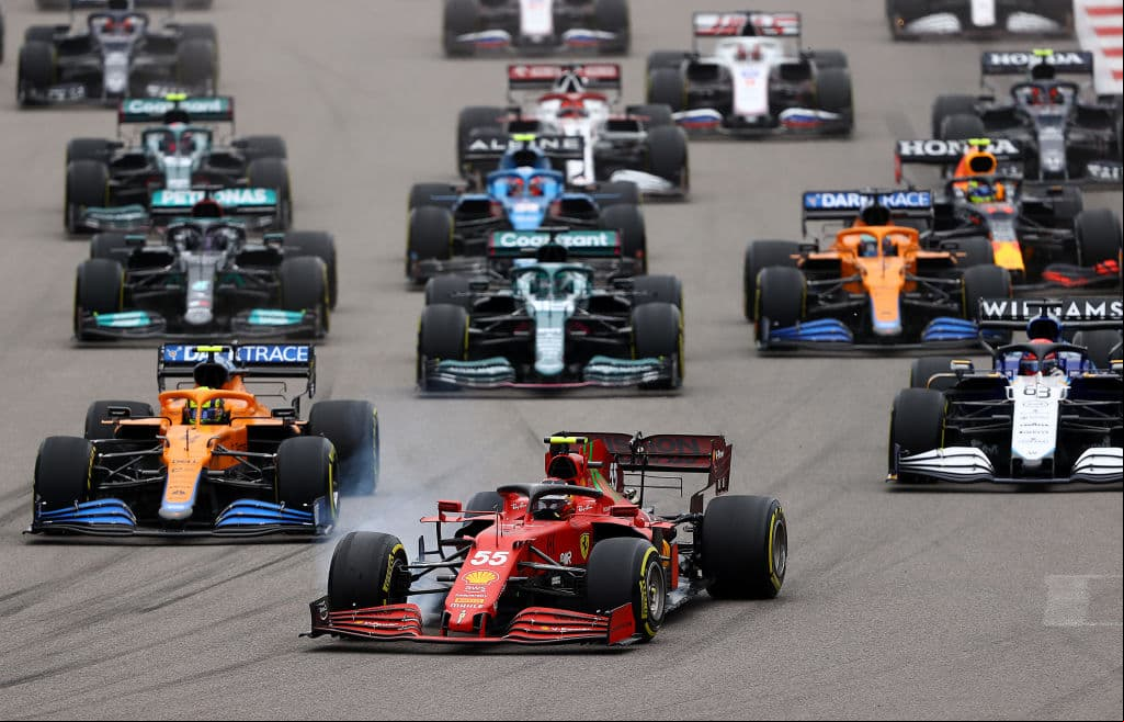 Lewis Hamilton se lleva el Gran Premio de Rusia tras una carrera muy caótica que tuvo muchos altibajos y así el piloto británico suma su victoria número 100. Max Verstappen de Red Bull quedó segundo y Carlos Sainz llegó en la tercera posición. El mexicano Sergio Pérez tras ocupar la primera posición de la carrera, cayó hasta el noveno lugar en la Formula 1.