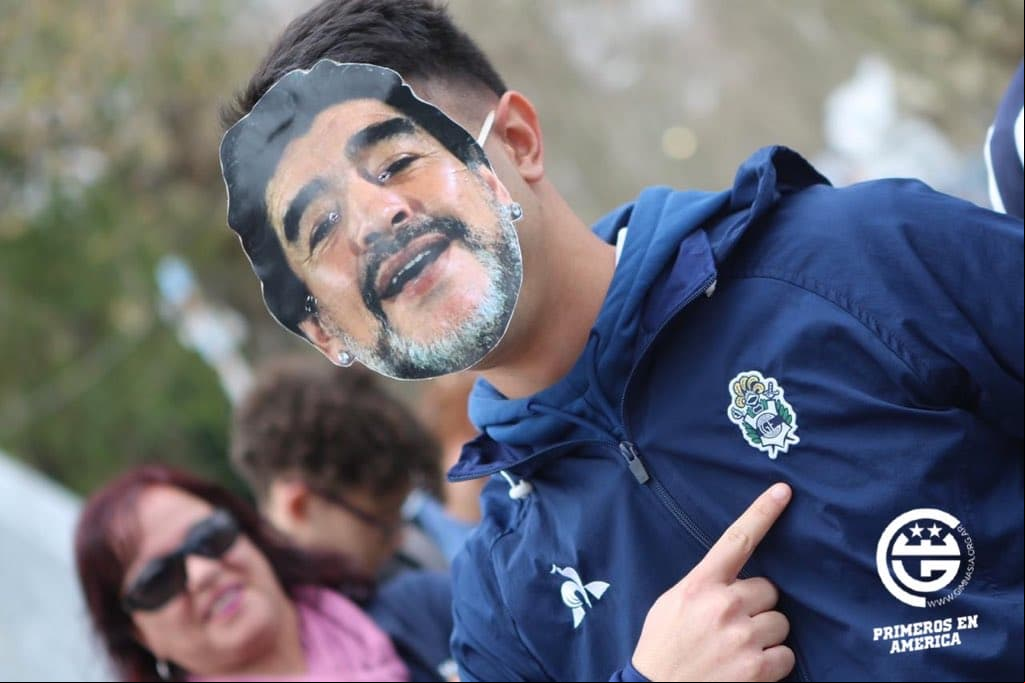 Las máscaras con la cara del nuevo director técnico se dejaron ver durante la entrada.