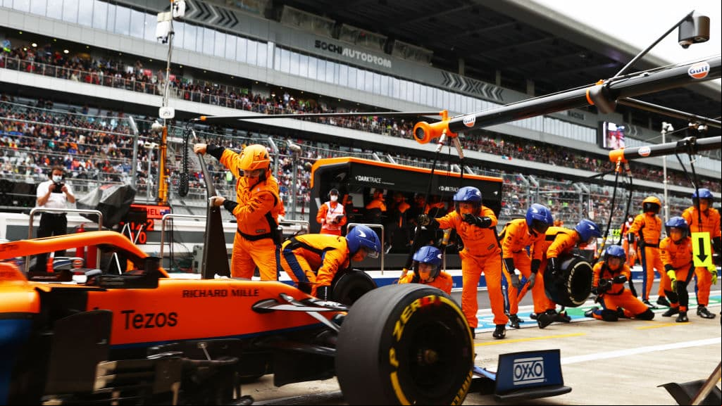 Lewis Hamilton se lleva el Gran Premio de Rusia tras una carrera muy caótica que tuvo muchos altibajos y así el piloto británico suma su victoria número 100. Max Verstappen de Red Bull quedó segundo y Carlos Sainz llegó en la tercera posición. El mexicano Sergio Pérez tras ocupar la primera posición de la carrera, cayó hasta el noveno lugar en la Formula 1.