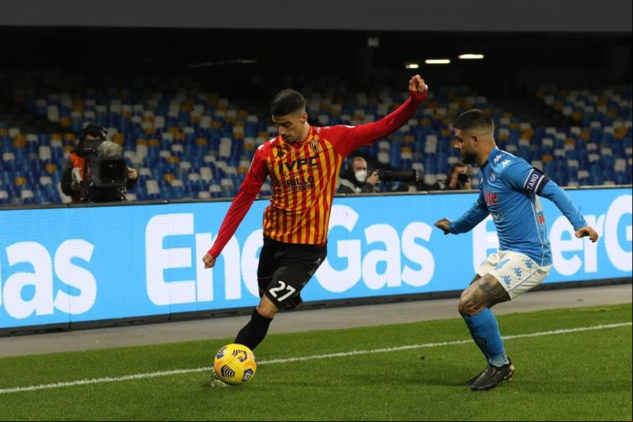 Napoli derrota al Benevento 2-0 y sigue como sexto en la tabla. Con goles de Dries Mertens (34´) y Matteo Politano (66’), los de Gattuso embolsan otra victoria. Koulibali salió del partido expulsado al minuto 81, durante la Jornada 24 de la Serie A. El mexicano Hirving Lozano sigue ausente por lesión.
