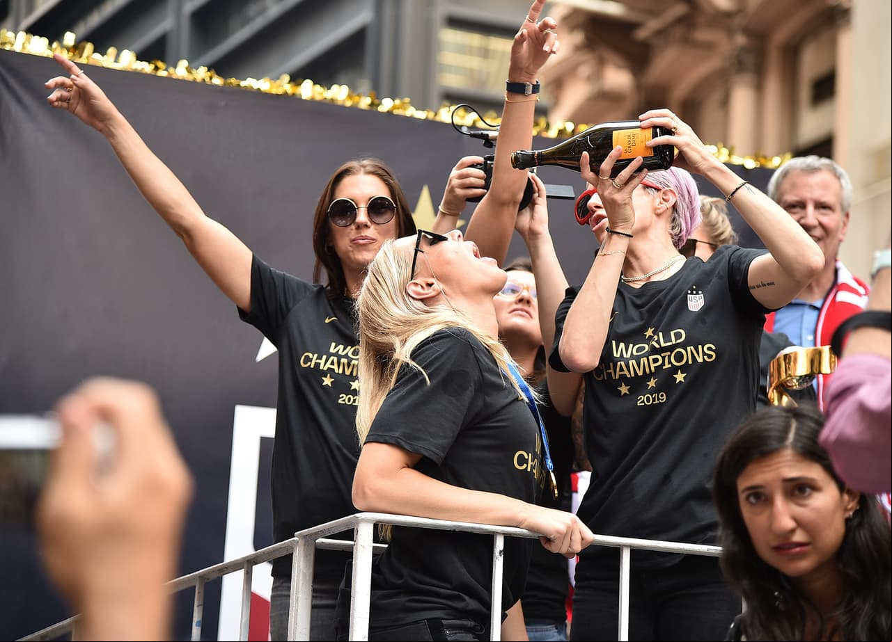 Megan Rapinoe, Alex Morgan, Julie Ertz, Allie Long, Carli Lloyd y compañía vivieron este miércoles una jornada especial en Nueva York durante el desfile de campeonas del mundo con el Team USA. Cientos de aficionados salieron a las calles de la Gran Manzana para saludar a sus heroínas.