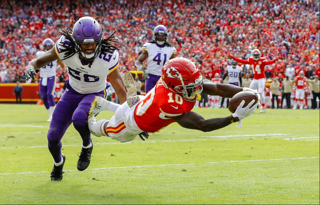 Espectacular lance de Tyreek Hill para lograr un touchdown.