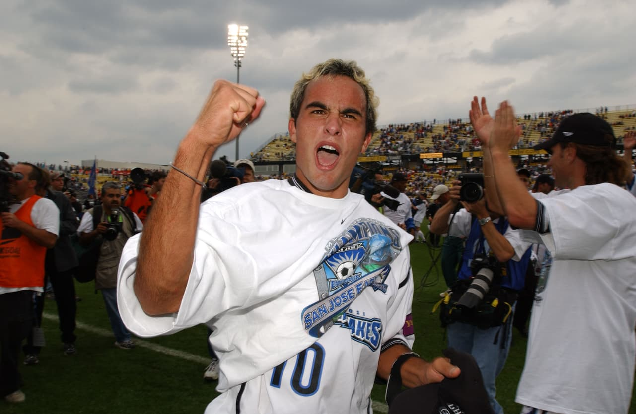 En 2001, Estados Unidos también vio en ese Mundial Sub-20 nacer a una de sus grandes figuras: el atacante Landon Donovan hizo parte del equipo que llegó hasta octavos de final del certamen.