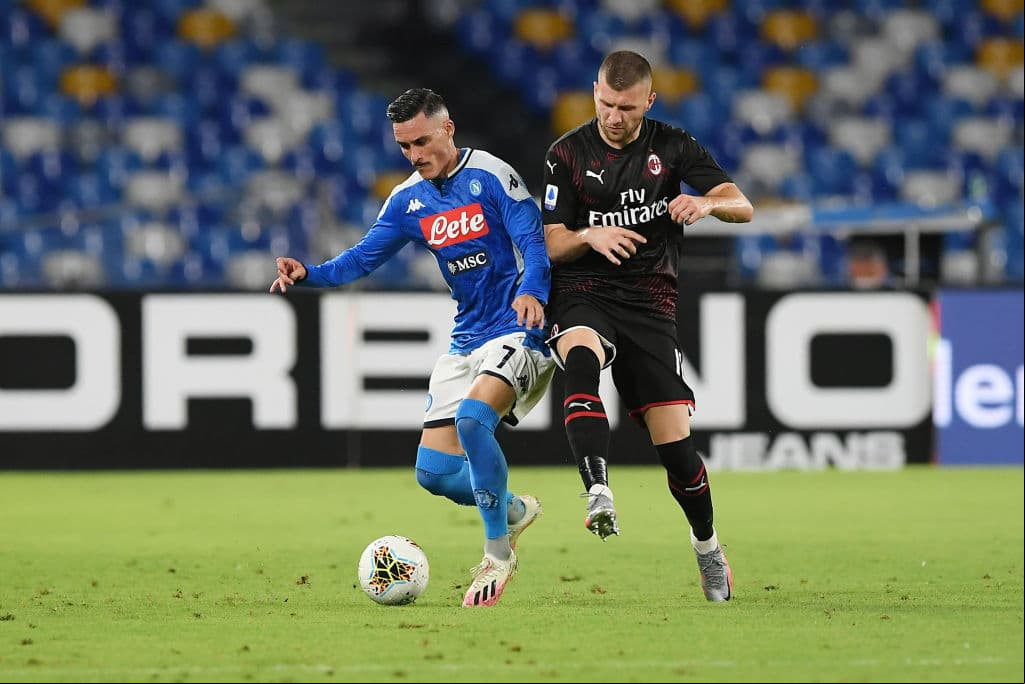 Ante Rebic cumple con sus labores defensivas y persigue a José Callejón por toda la banda tratando de robar el balón.