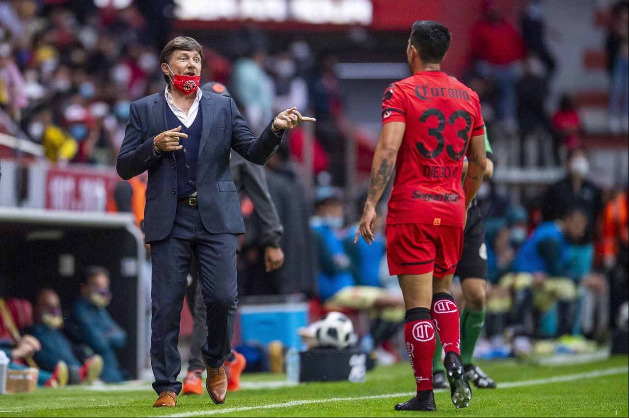 (L-R), Hernan Cristante Head Coach and Diego Rigonato of Toluca during the game Toluca vs America, corresponding to ninth round of the Torneo Apertura Grita Mexico A21 of the Liga BBVA MX, at Nemesio Diez Stadium, on September 18, 2021. 
<br>
<br> (I-D), (L-R), Hernan Cristante Director Tecnico y Diego Rigonato de Toluca durante el partido Toluca vs America, Correspondiente a la Jornada 09 del Torneo Apertura Grita Mexico A21 de la Liga BBVA MX, en el Estadio Nemesio Diez, el 18 de Septiembre de 2021.