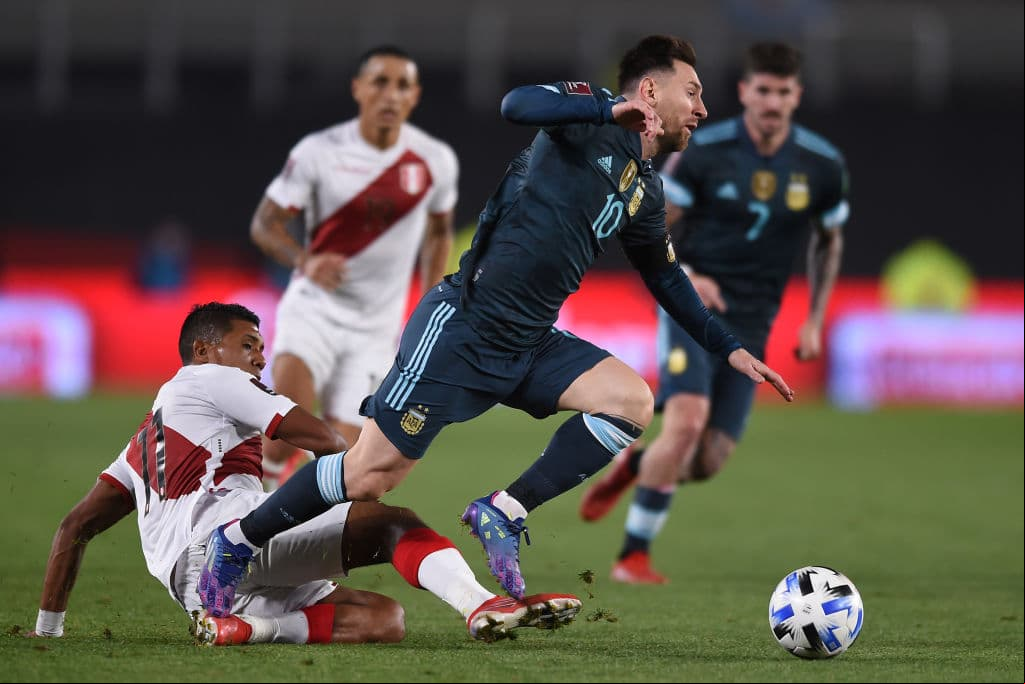 Lautaro Martínez saca un cabezazo al final del primer tiempo y le da la victoria 1-0 a Argentina sobre Perú.
