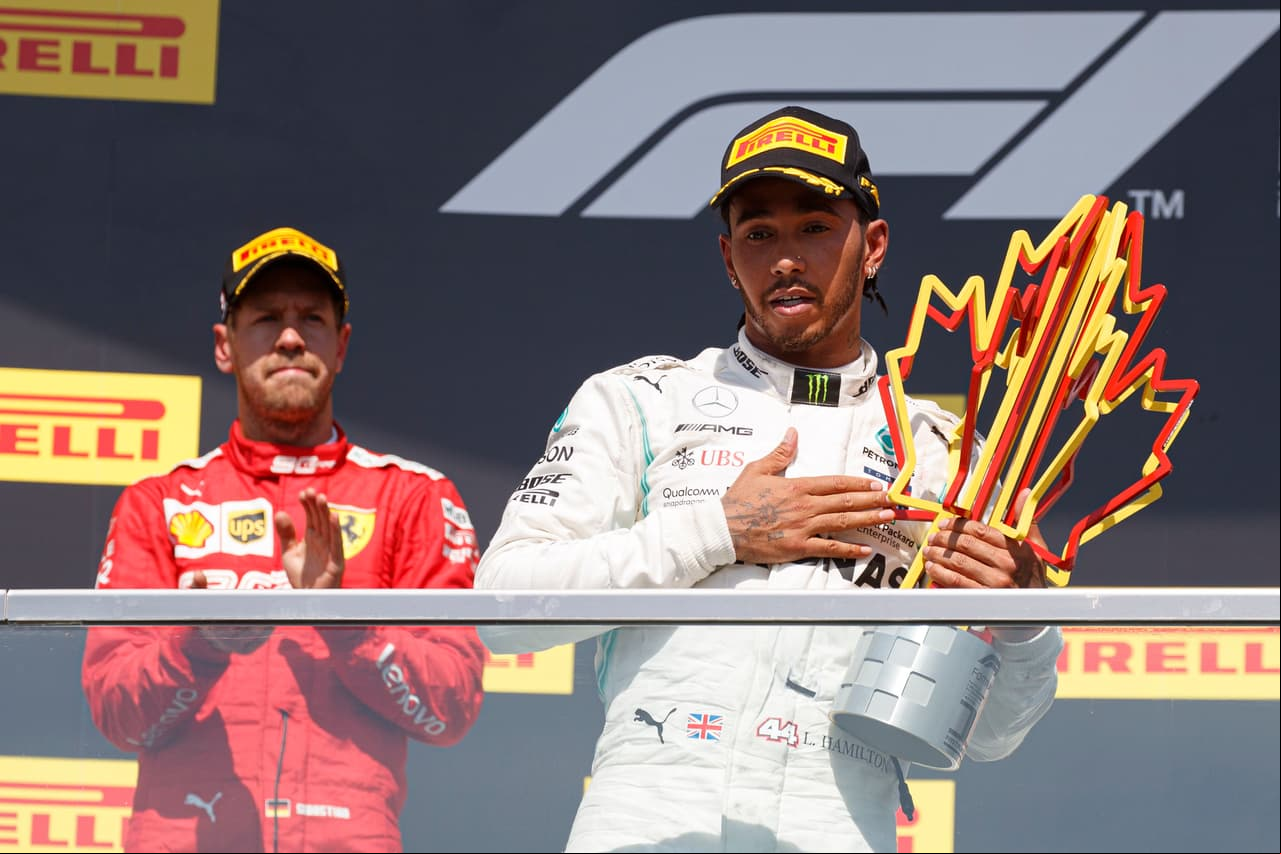 Un ambiente tenso se vivió en el podio debido a que Sebastian Vettel fue penalizado con cinco segundos y por eso Lewis Hamilton (derecha) se llevó la victoria.