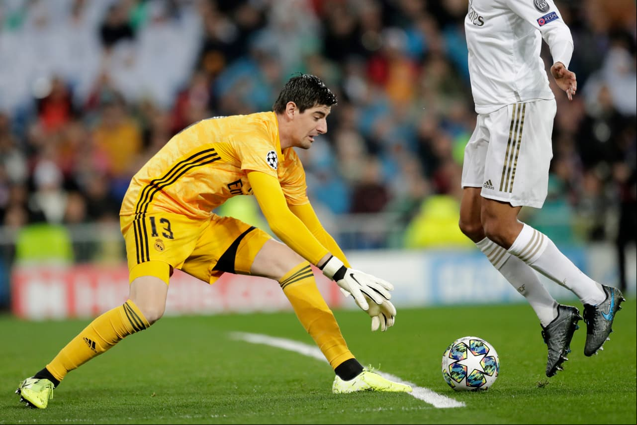 Thibaut Courtois, portero del Real Madrid va por el balón.