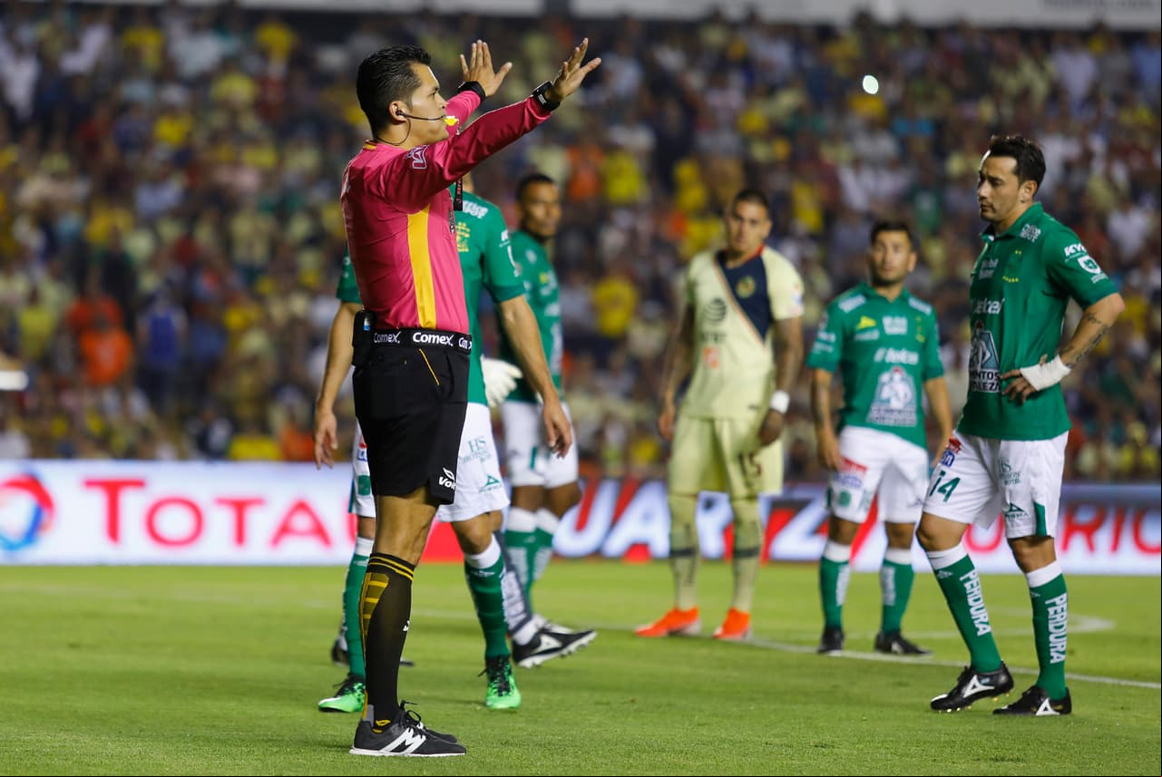 Pero después de que los oficiales del Video Assistance Referee (VAR) revisaron la jugada, se resolvió que la mano de Mena en el área fue accidental y no hubo intención de interferir en la jugada, por lo que el penalti se disolvía.