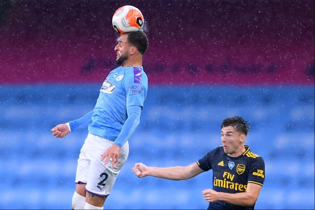 Kyle Walker gana el balón por los aires y aleja el peligo del arco de su arquero Ederson.