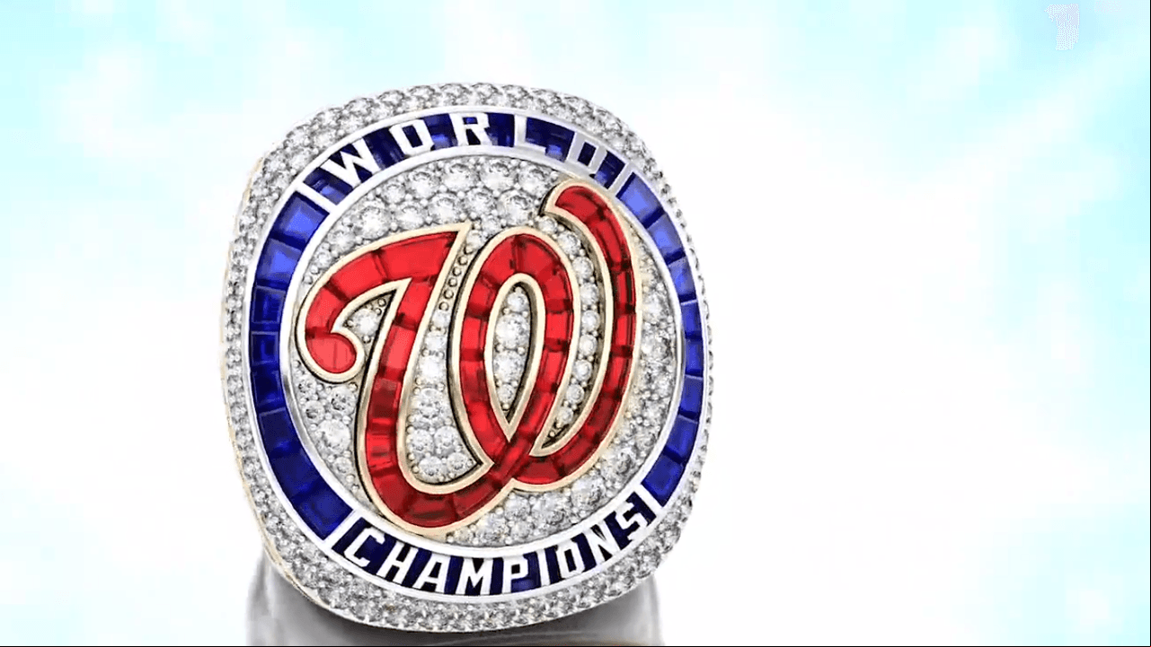 Así luce de frente el anillo de los Nationals que los distingue como campeones de la Serie Mundial 2019.