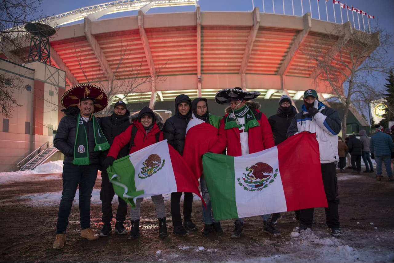 A las aficiones no les importa el frío y acuden al Estadio de la Mancomunidad para apoyar a sus selecciones en el Canadá vs México.