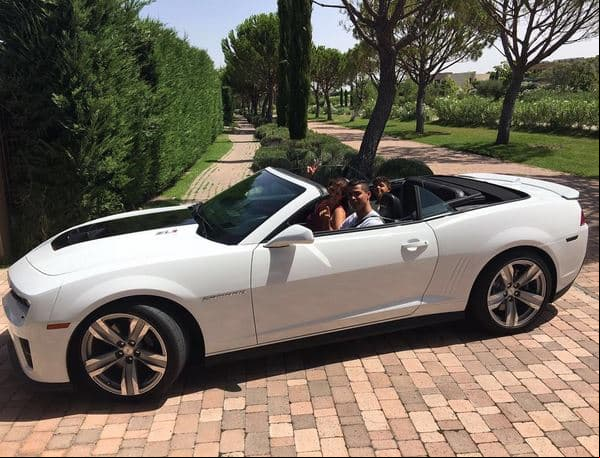 Este Chevrolet Camaro ZL1 era uno de los autos preferidos del jugador para acudir a sus entrenamientos con el Real Madrid. El blanco hace un perfecto juego con su club y bien podría combinar con los colores de la Juventus.
