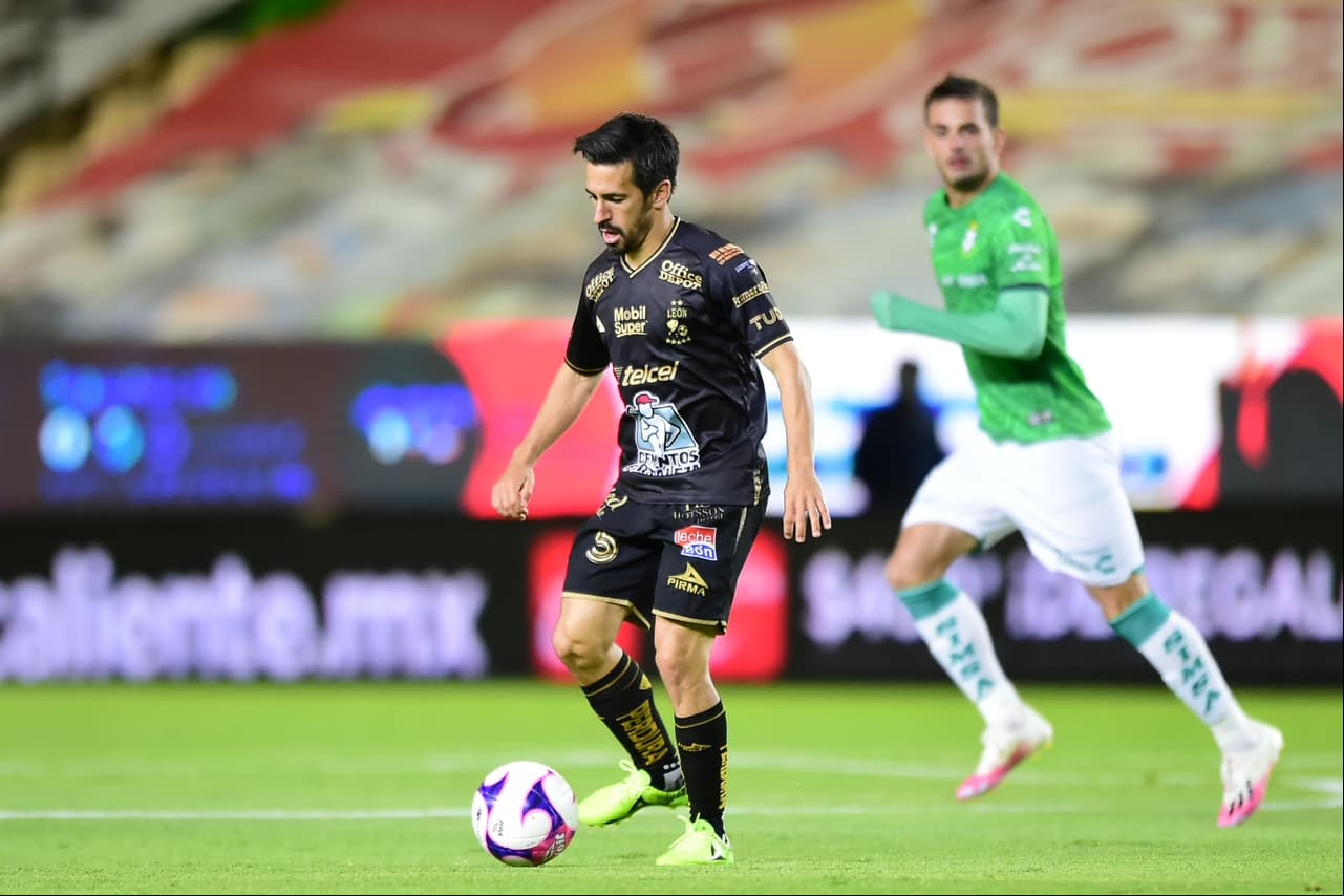 El conjunto Esmeralda sigue consiguiendo puntos y con goles de David Ramírez y Luis Montes, los locales logran remontar y se quedan con los tres puntos en el Nou Camp.