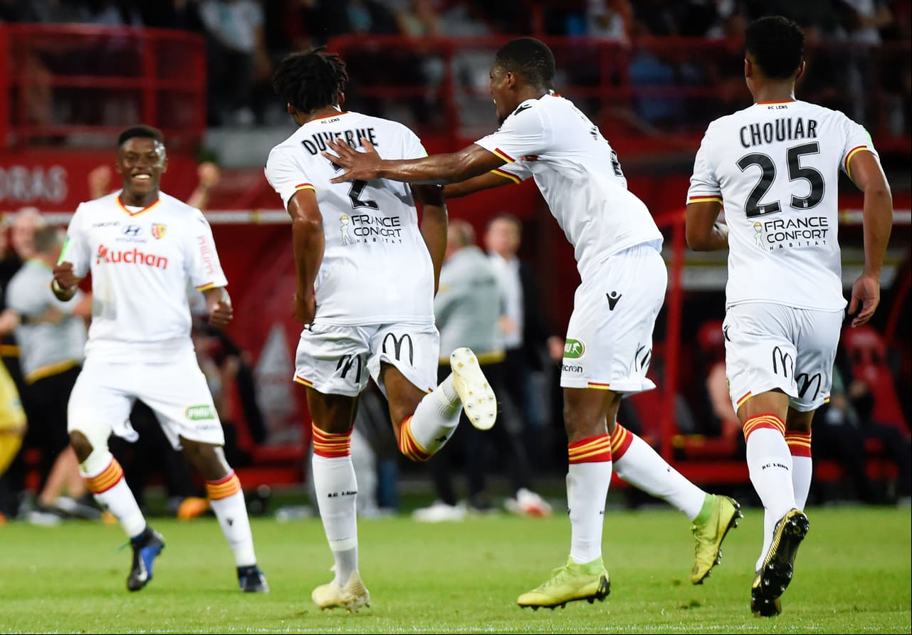 Jean-Kevin Duverne (segundo de izquierda a derecha) había igualado provisionalmente para el Lens al minuto 39'.