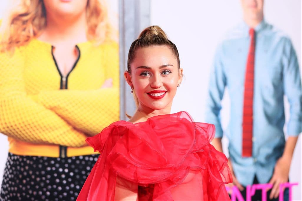En el Juego Cyrus debería decidir a quién besar entre Justin Bieber y Harry Styles.