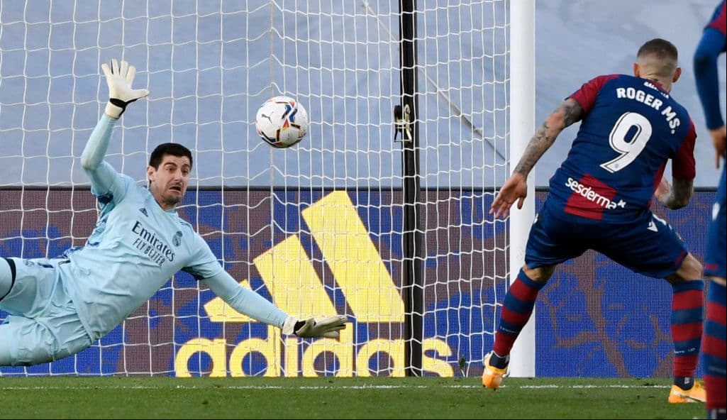 Militao (9’) dejó a los merengues con diez hombres en la cancha desde los primeros minutos del cotejo. Asensio (13’) abría el marcador y Morales (32’) igualaba los cartones. Levante falló un penal, pero Martí (78’) se encargó de darle vuelta al partido. Benzema salió a los 82’ de juego. Real Madrid se queda con 40 puntos y Levante llega a 26.