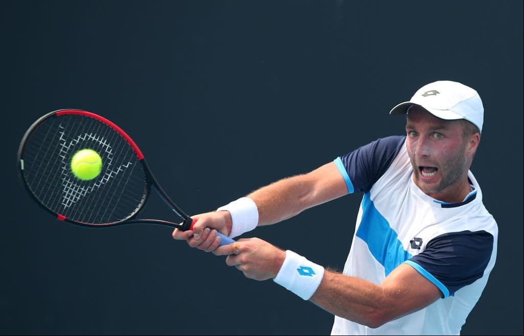 El británico Liam Broady también batalló con las condiciones climáticas, ya que cayó derrotado ante Ilya Ivashka de Bielorrusia 6-3, 6-0.