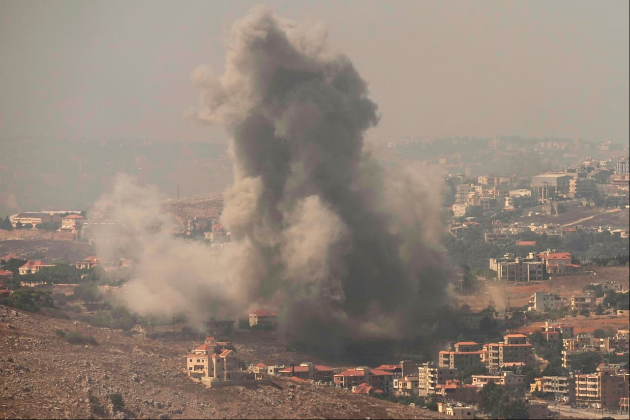Hezbollah lanza un misil hacia Tel Aviv y el Ejército de Israel pide a sus tropas prepararse para "posible ingreso" a Líbano