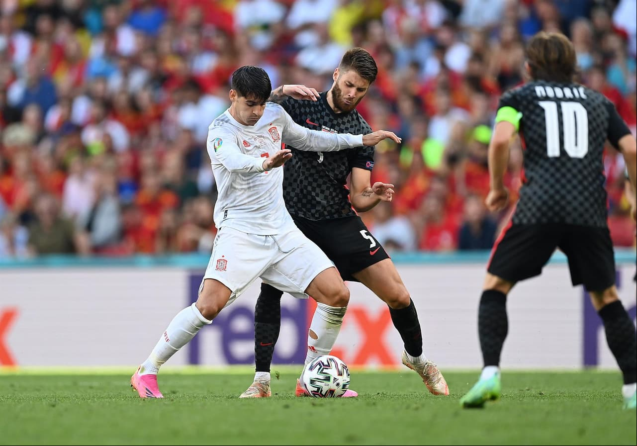 Croacia ganaba el partido con autogol de Pedri, pero España remontó con anotaciones de Sarabia (38’) y Azpilicueta (57’). Fueron Orsic (85’) y Pasalic (92’) en los últimos minutos, que no dejaron a la escuadra de Luis Enrique se llevara el juego. Morata y Oyarzabal, en tiempo extra, le dan la victoria a España y el pase a Cuartos en la Euro 2020.