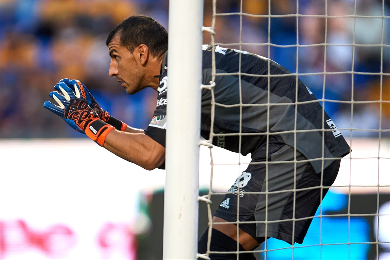 Nahuel Guzmán hizo su juego psicológico en un penal y Mena dejó ir el 0-3.
