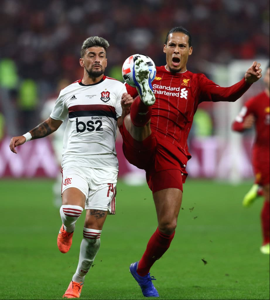 Virgil van Dijk del Liverpool presionando a Giorgian De Arrascaeta del CR Flamengo.