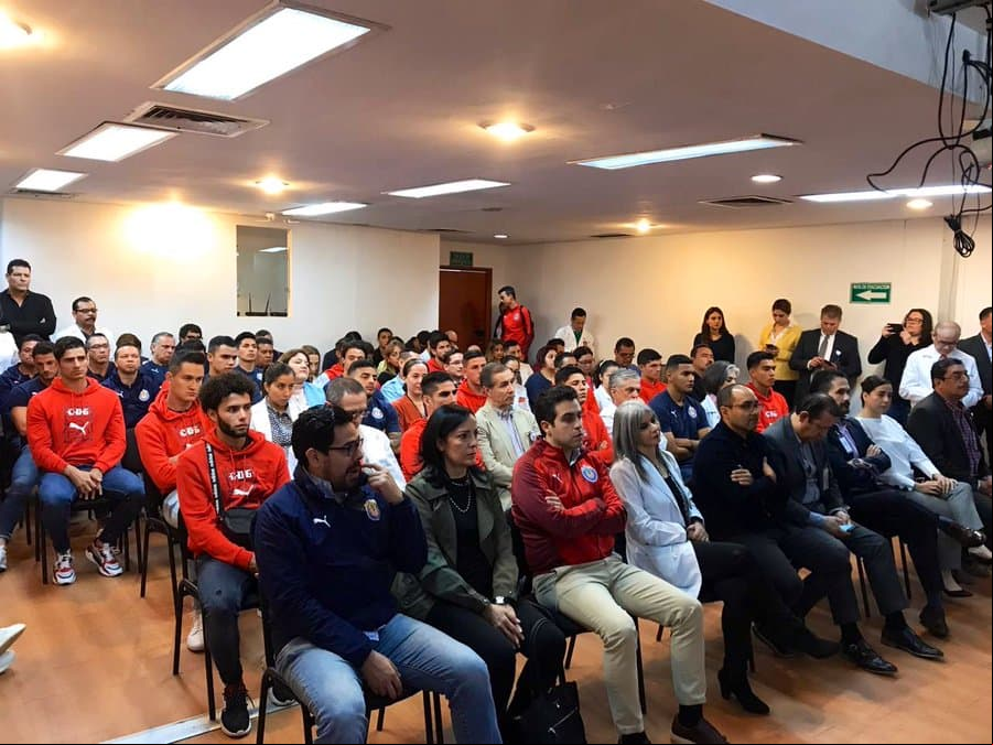Amaury Vergara encabezó la visita de Chivas a los niños del Hospital Civil, en Guadalajara, durante el Día Internacional del Voluntariado