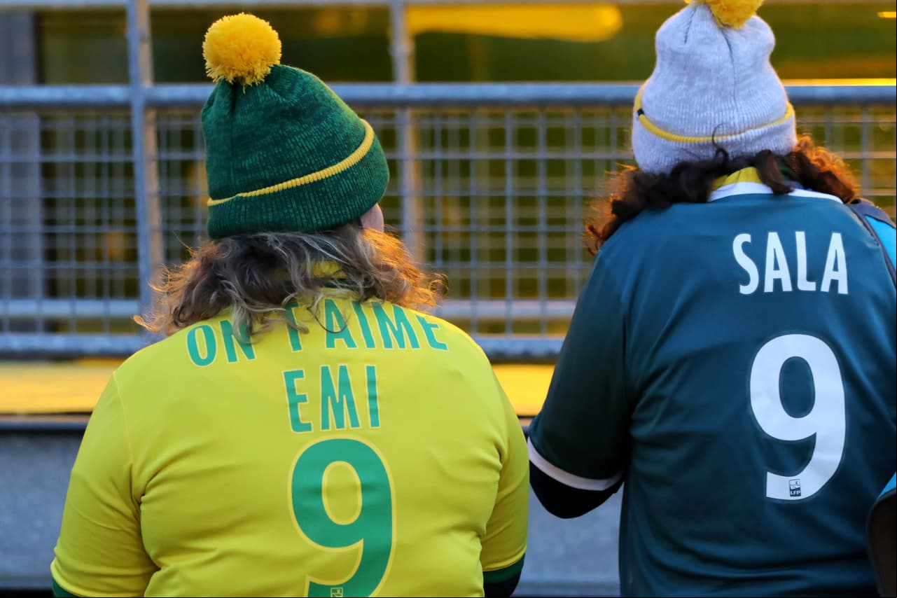 En las afueras del Stade de la Beaujoire - Louis Fonteneau, donde el Nantes F.C. es local, miles de aficionados continuaron sus homenajes a Emiliano Sala. Los mimos se vieron incluso dentro del estadio en donde se prepararon mosaicos, pancartas, playeras alusivas para los jugadores y mucho más.