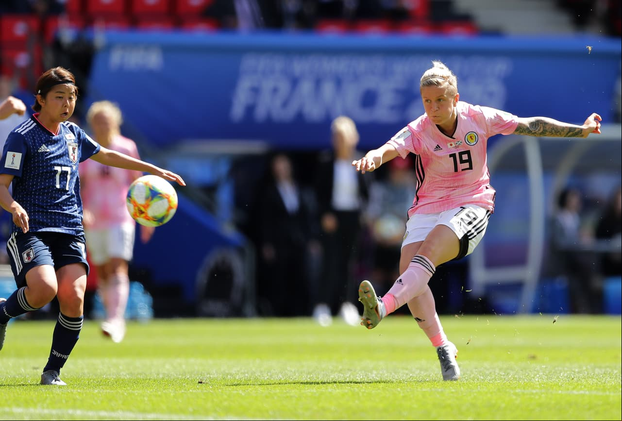 Con un gran remate de zurda de Lana Clelland, Escocia recortó diferencias a falta de dos minutos para el final del tiempo regular.