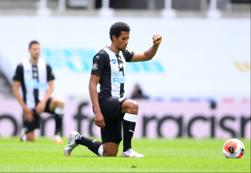 Isaac Hayden del Newcastle United levanta el puño y baja la mirada.