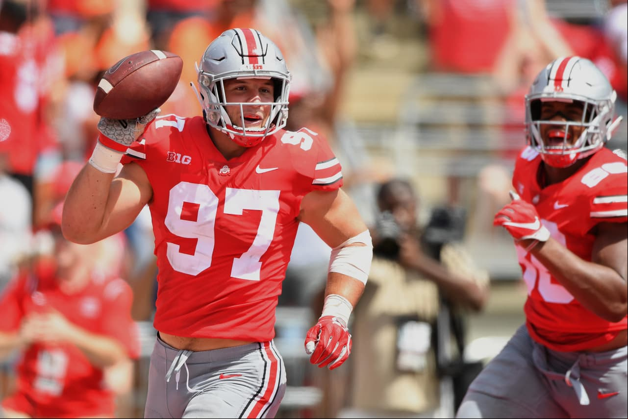 Nick Bosa #97 de los Ohio State Buckeyes celebra después de recuperar un balón suelto en la zona de anotación contra los Oregon State Beavers en el Ohio Stadium el 1° de September de 2018.