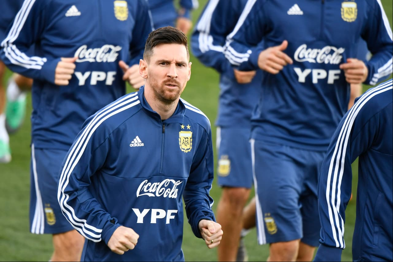 Lionel Messi tuvo su primer entrenamiento en Madrid con la selección de Argentina luego de una ausencia de ocho meses de retiro del equipo tras el Mundial de Rusia 2018.